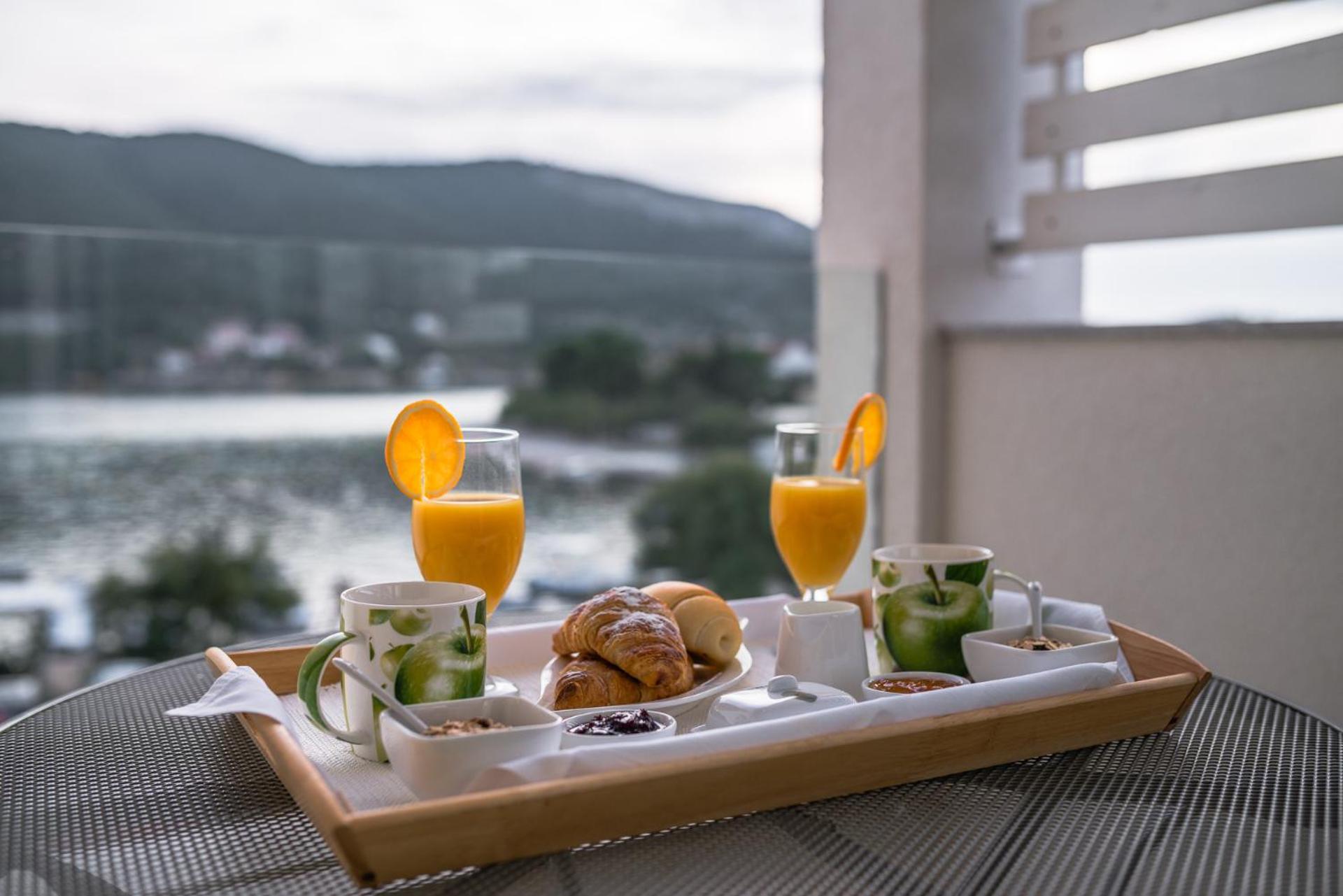 Apartment Holidays Roko *